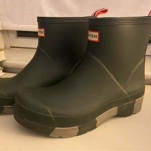 Hunter Men's Short Striped Sole Boot Sz 9. Gently used. Dark gray. Light scuffs.